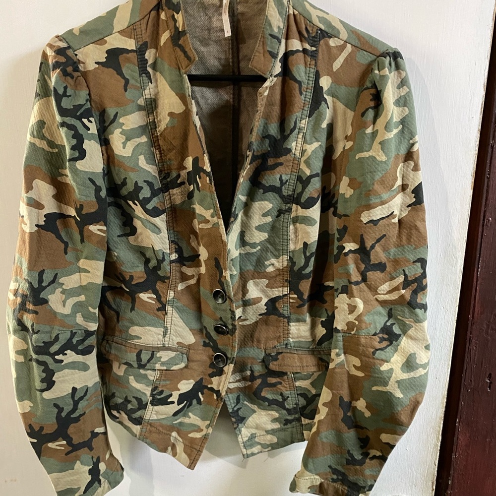 Free People camo jacket. Size 6 (M)